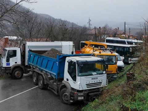 Serblər Kosovonun şimalında barrikadaları sökürlər