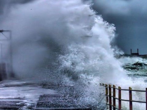 Dalğanın hündürlüyü 3.7 metrə çatıb - FAKTİKİ HAVA