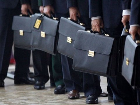 Xərcləri gəlirindən çox olan məmurlar işdən çıxarılacaq