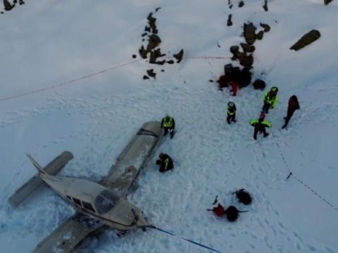 Təyyarə Alp dağlarına qəza enişi etdi