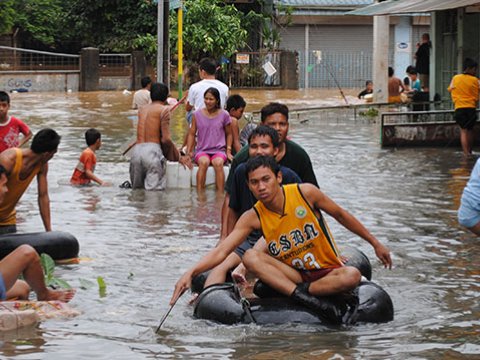 Daşqınlar ölkəni cənginə aldı: Minlərlə insan təxliyə edildi 