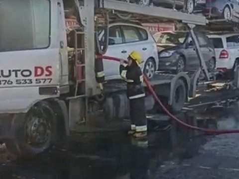 Kürdəmirdə avtomobilləri daşıyan maşın yandı