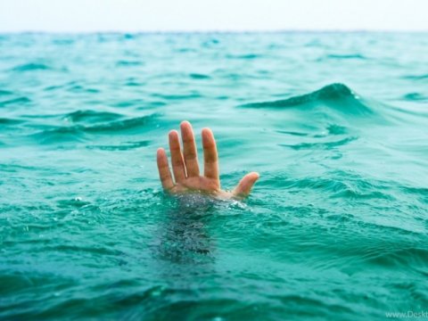 Gənc oğlan özünü dənizə atdı 