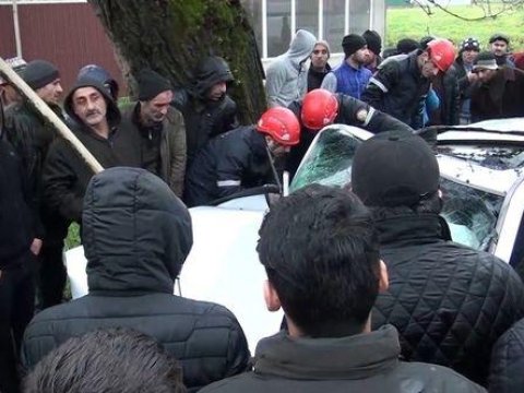 Sürücü və sərnişini əzilmiş maşında qalıb