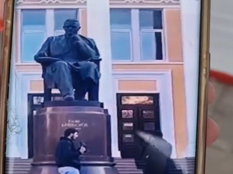 Üzeyir Hacıbəyovun heykəlinə yad cisim atılması araşdırılır 