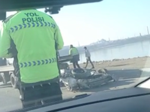 Bakıda ağır qəza - Avtomobil iki yerə bölündü