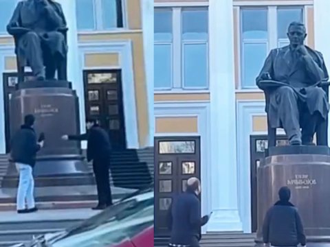 Üzeyir bəyin heykəlinə ayaqqabı atan bu gənclər kimdir? - VİDEO