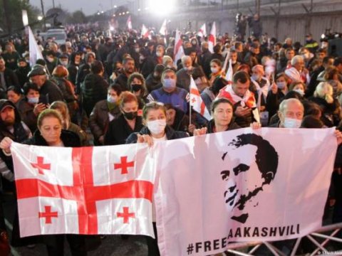 Gürcüstanda Saakaşviliyə görə mitinqlər başlayır