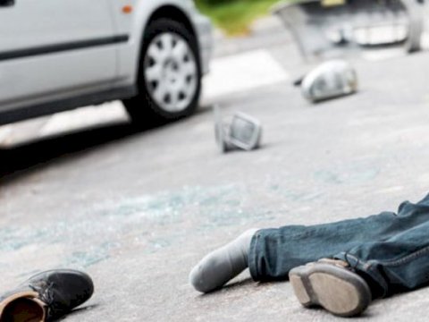 Yol polisini maşın vurdu 