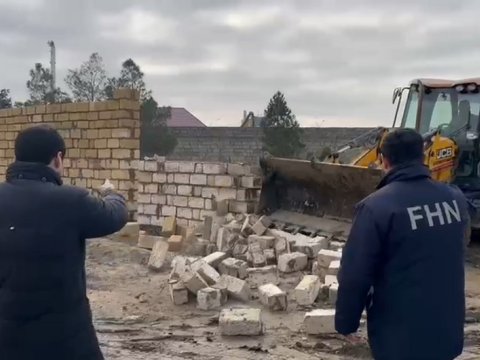 Nazirlik işçiləri vətəndaşın obyektini sökdülər - VİDEO