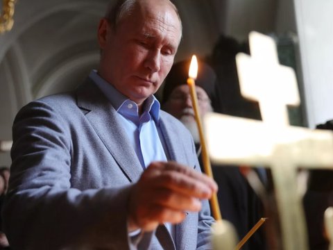 Putin Milad gecəsi şam yandırdı