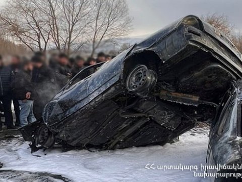 Ermənistanda iki maşın toqquşdu: 5 nəfər diri-diri yandı