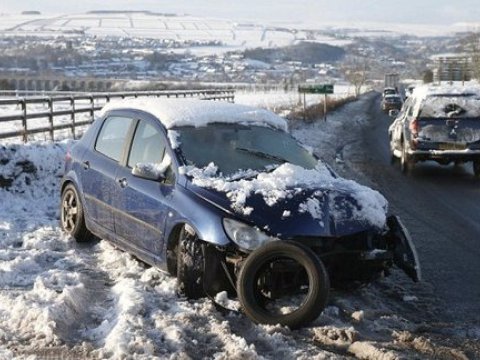 Qar ağır qəzalara səbəb oldu - 3 nəfər öldü