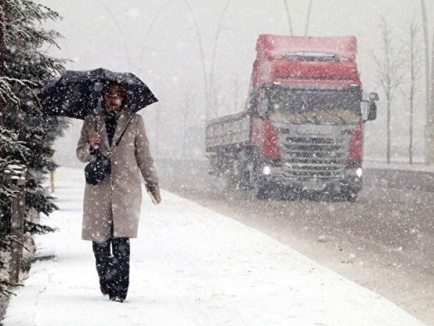 Qarlı-buzlu yollarla bağlı piyadalara vacib MƏSLƏHƏT