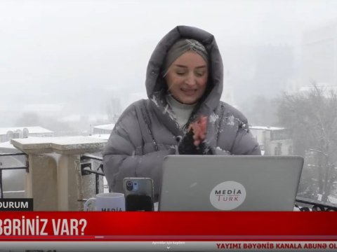 Aparıcı qarlı havada canlı yayıma çıxdı - VİDEO