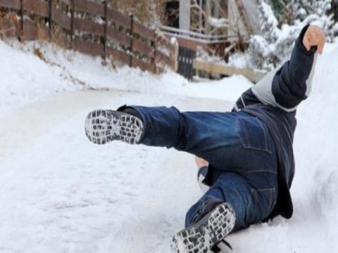 Qarlı havada 12 nəfər xəsarət alıb