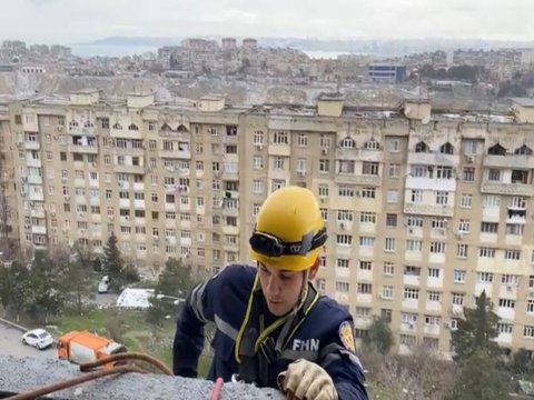 Yaşayış binasında köməksiz qalan şəxslər xilas olundu - VİDEO