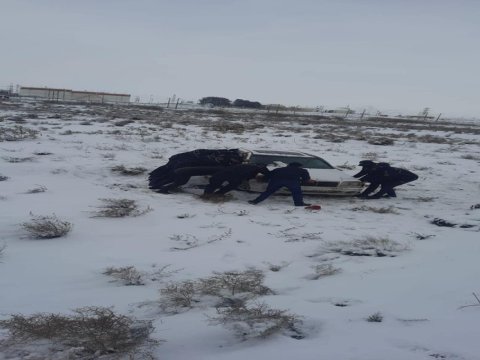 Buzlu yolda qəza, köməyə polislər gəldi - FOTO