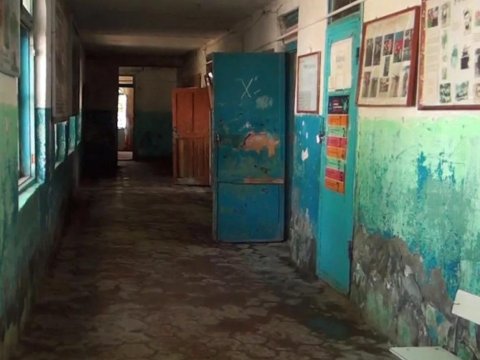 “Əsrin kəndi”, təhsil və ayaqyolu