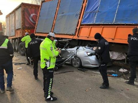 Avtomobil yük maşınının altında qaldı - Sürücü öldü