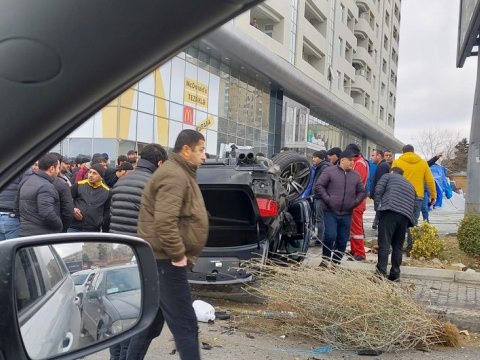 “Qırmızı işıq”da keçən maşın ağır qəza törətdi - VİDEO