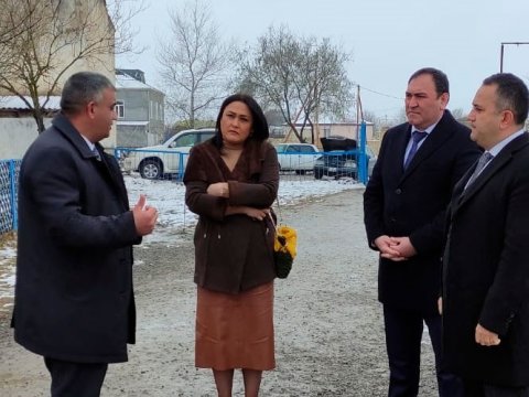 Nazir müşavirini ayaqyolu problemi olan məktəbə göndərdi - FOTO