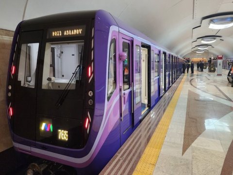 Metroda problem - Sərnişinlər qatardan düşürüldü