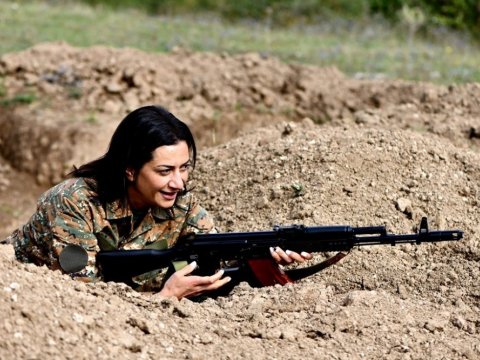 Ermənistanda kişi yoxdur: Ordunun qadınlaşmasının ŞOK SƏBƏBLƏRİ