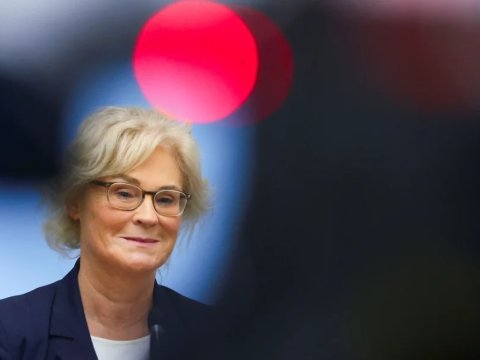 Qalmaqallı müdafiə naziri istefaya gedir