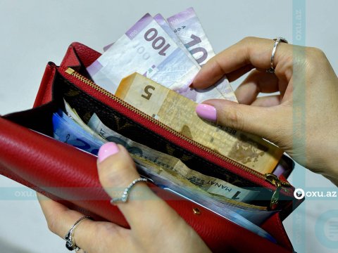 Sərnişin maşından pul və cüzdan oğurladı