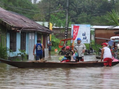 Filippində təbii fəlakət - Məktəblər bağlandı, ölənlər var