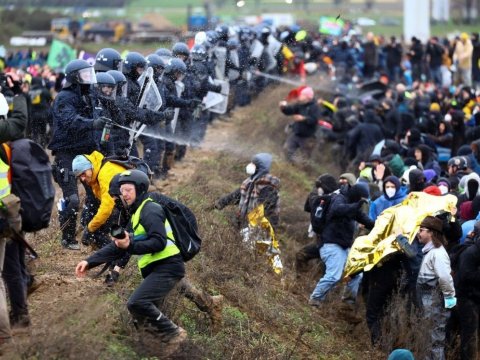 Almaniyada iqlim etirazı - Polis dəyənəyini işə saldı