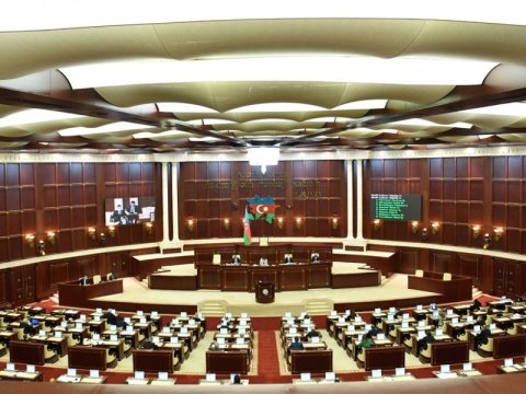 Deputatların məzuniyyəti bitir