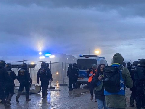 Almaniyada polis ekoaktivistlərlə toqquşdu - 70 nəfər yaralandı