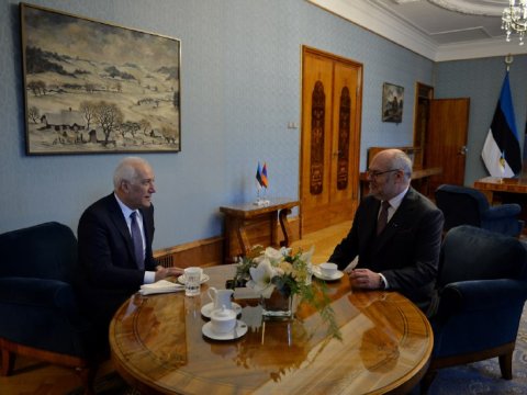 Estoniya prezidenti Xaçaturyana sülhlə bağlı təklif verdi