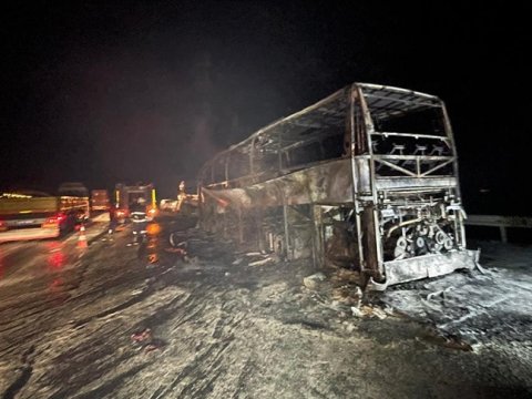 Avtobus yük maşını ilə toqquşub yandı - 3 ölü, 23 yaralı var