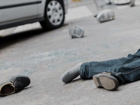 Maşınla yolda uzanan sərxoş piyadanın üstündən keçdi