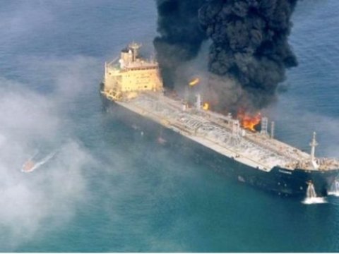 Neft tankeri partladı - İtkin düşənlər var