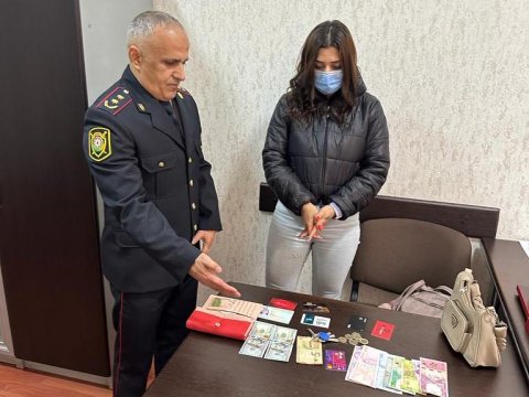 Polis parkda unudulan “pullu çanta” tapdı - FOTO
