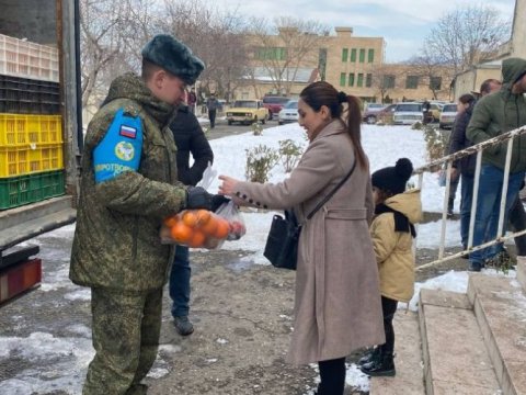 Rusiya hərbçiləri Qarabağ ermənilərinə ərzaq payladı - FOTOLAR