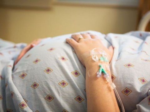 Daha bir hamilə qadın evdə öldü