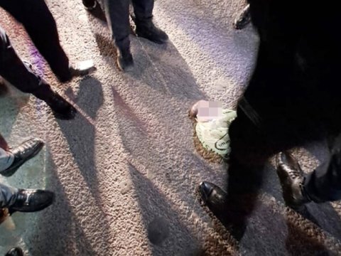 Masazırda yola atılan körpə öldü - FOTO