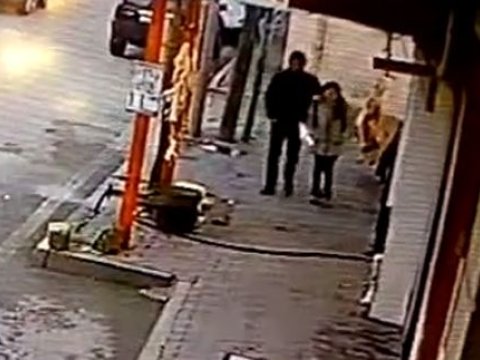 Bakıda naməlum şəxs məktəbli qızı oğurlamağa cəhd etdi - VİDEO