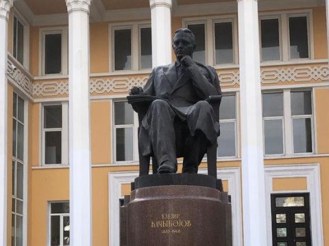 Bir azərbaycanlı Üzeyir Hacıbəylinin heykəlinə necə ayaqqabı ata bilər?