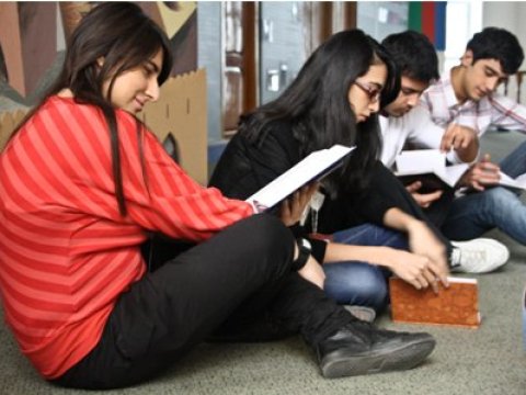 Ali məktəb tələbələrinin yarıdan çoxu təqaüd alır