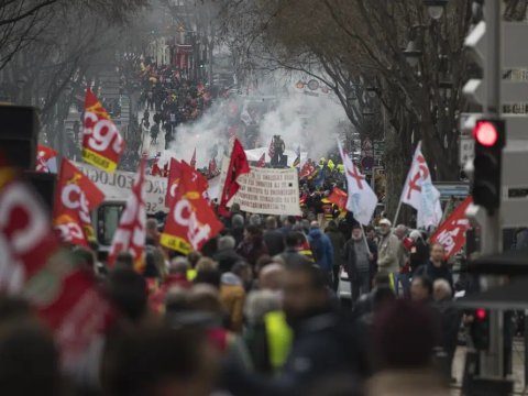 Fransada etirazlar - İşçilər küçələrə axışdı