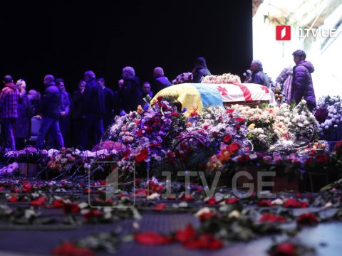 Vaxtanq Kikabidze dəfn edildi - VİDEO