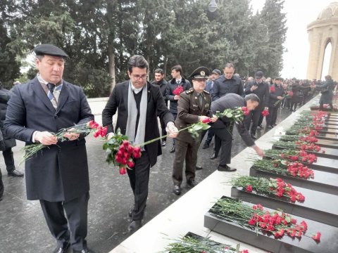 İran səfiri Şəhidlər Xiyabanını ziyarət etdi 