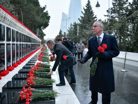 Britaniya səfiri şəhidlərimizi andı
