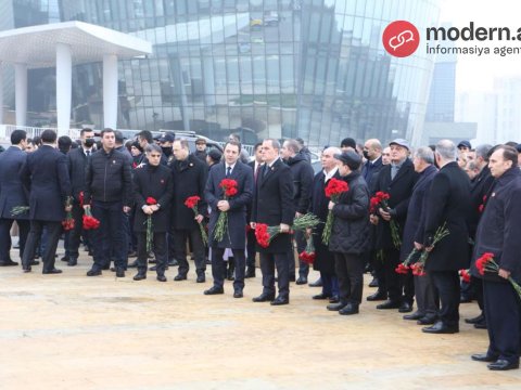 Rəsmilər Şəhidlər Xiyabanında - FOTOLAR